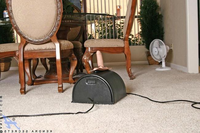 Малышка с большими титями любит секс машины 3 фото