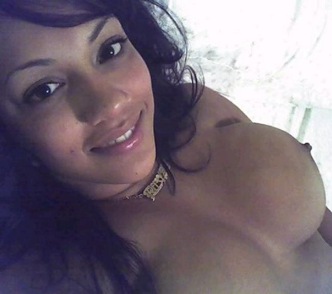 Аппетитные девушки любят позировать перед камерой голышом 19 фото