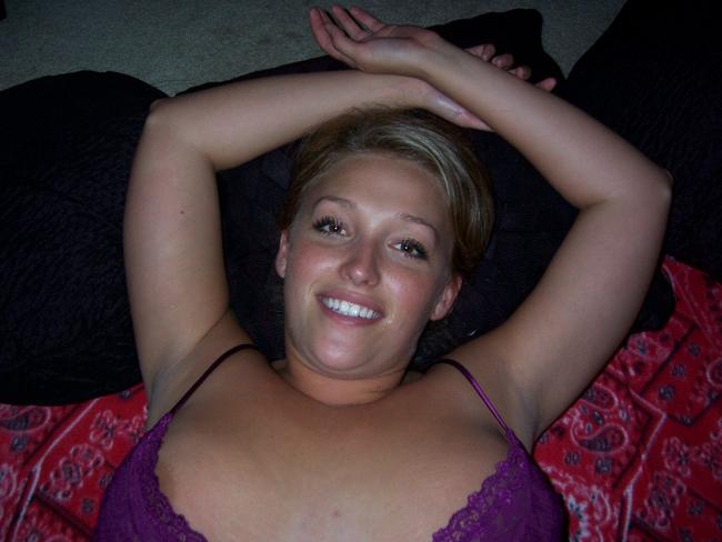 Пухленькая няшка обожает играть с членами 11 фото