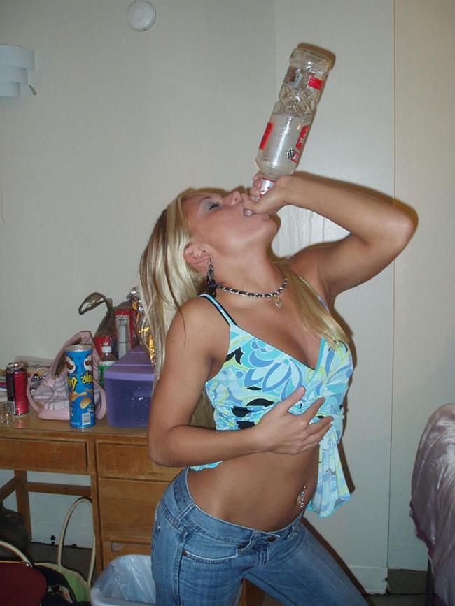 Пьяные русские шлюшки без комплексов любят трахаться 6 фото