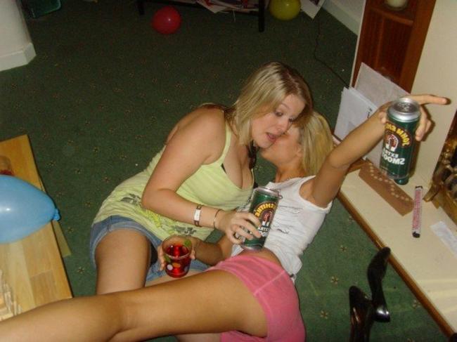 Пьяные русские шлюшки без комплексов любят трахаться 4 фото