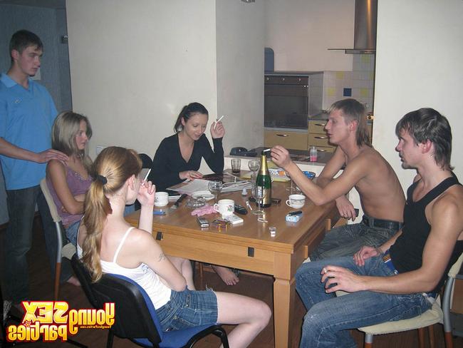 Пьяная компашка занялась групповым сексом 3 фото