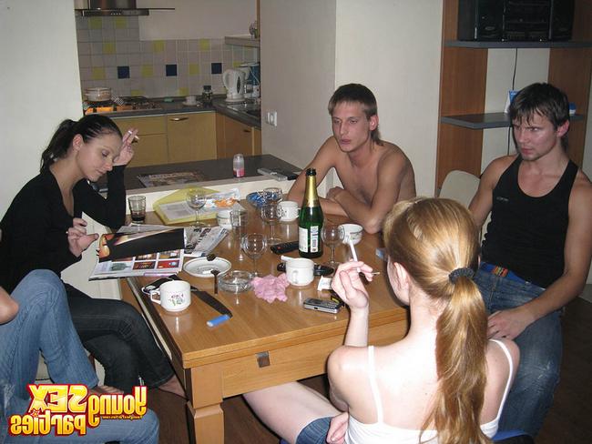 Пьяная компашка занялась групповым сексом 5 фото