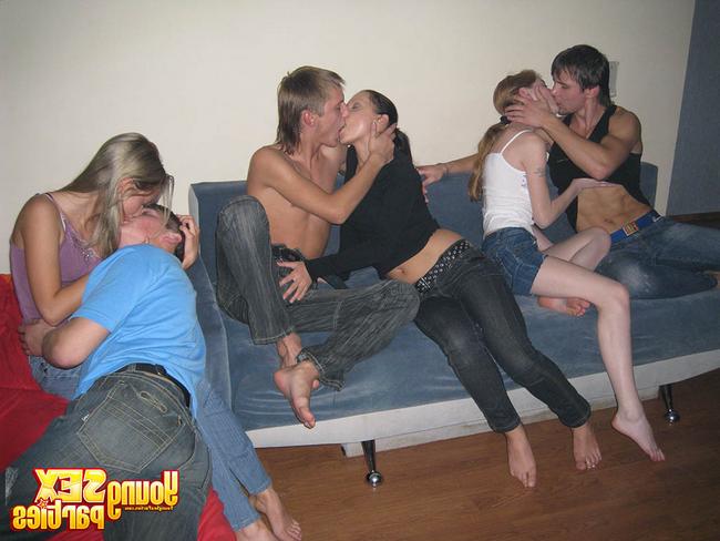 Пьяная компашка занялась групповым сексом 10 фото