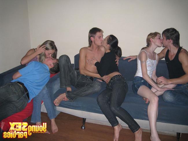 Пьяная компашка занялась групповым сексом 9 фото
