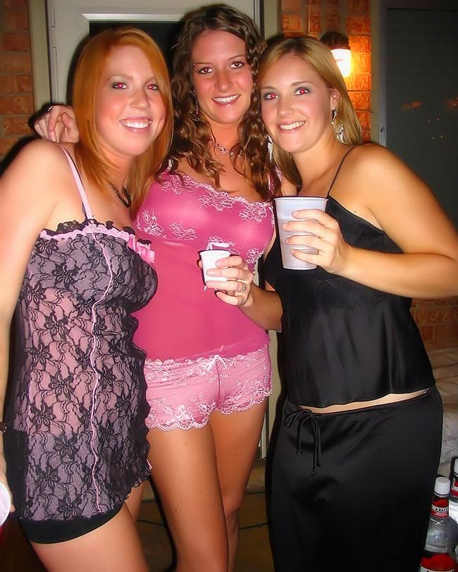 Пьяные девушки перевели девичник в настоящий разврат 5 фото