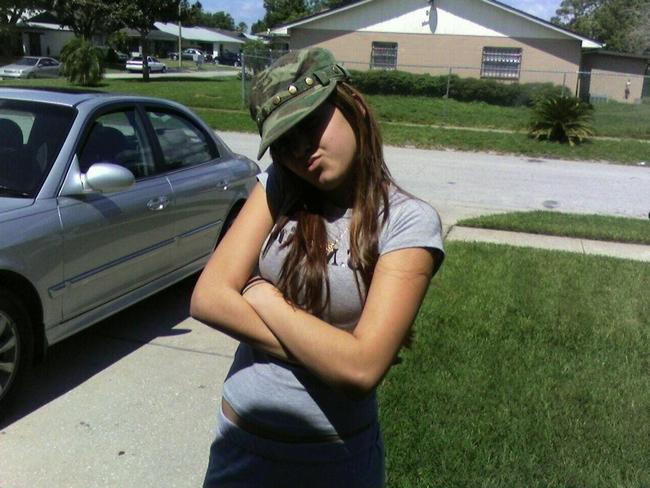 Выпившая девушка мастурбирует, получая шикарный оргазм 3 фото