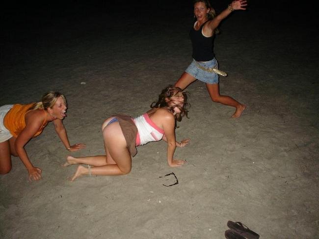 В доску пьяные сучки возбуждают своим поведением 2 фото