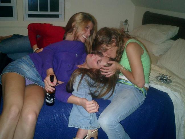 В доску пьяные сучки возбуждают своим поведением 7 фото