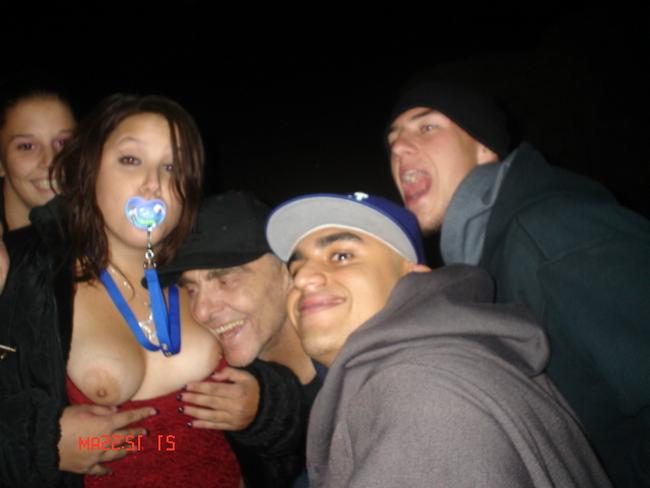 В доску пьяные сучки возбуждают своим поведением 6 фото