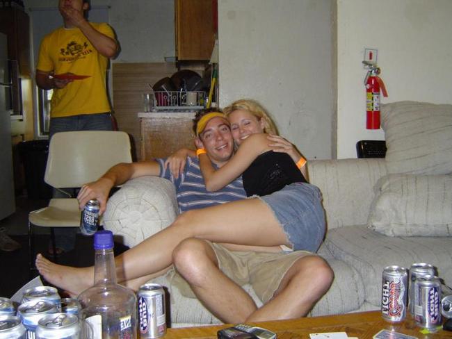 В доску пьяные сучки возбуждают своим поведением 9 фото