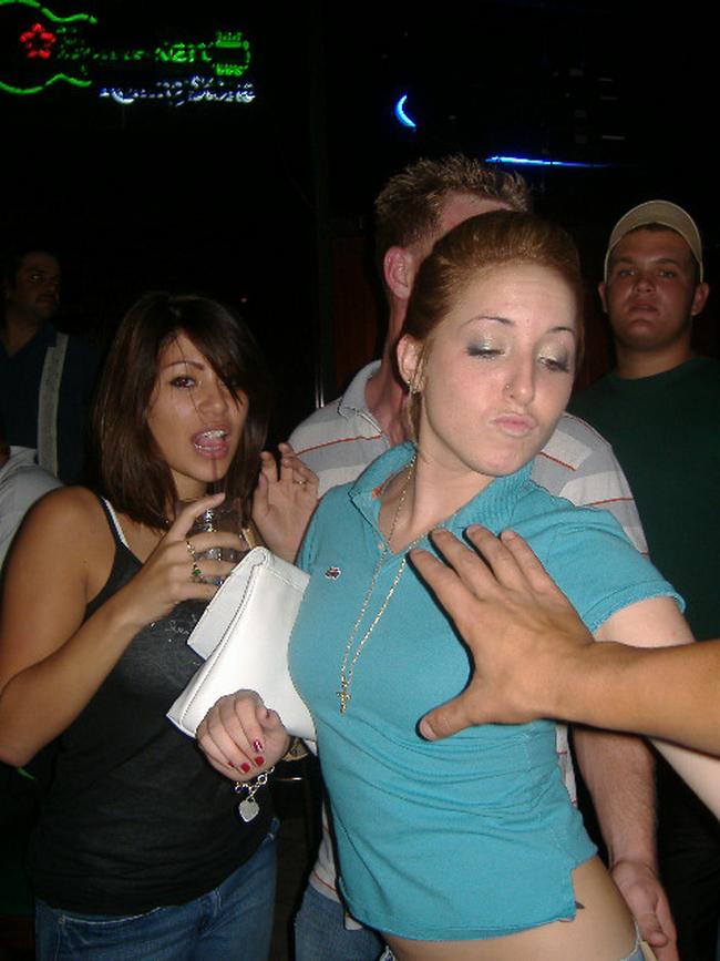 В доску пьяные сучки возбуждают своим поведением 8 фото