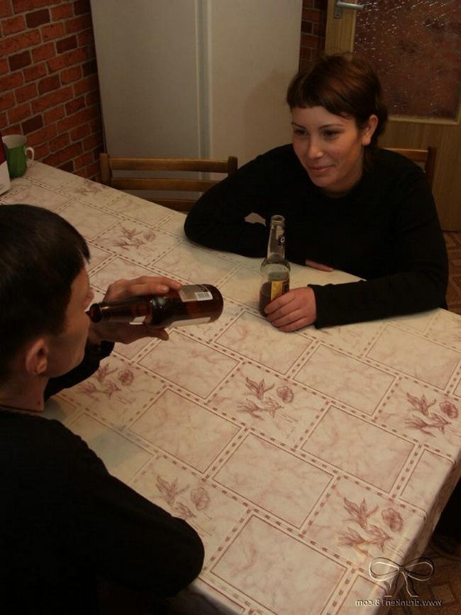 Русская пьяная девушка отдается своему соседу 2 фото