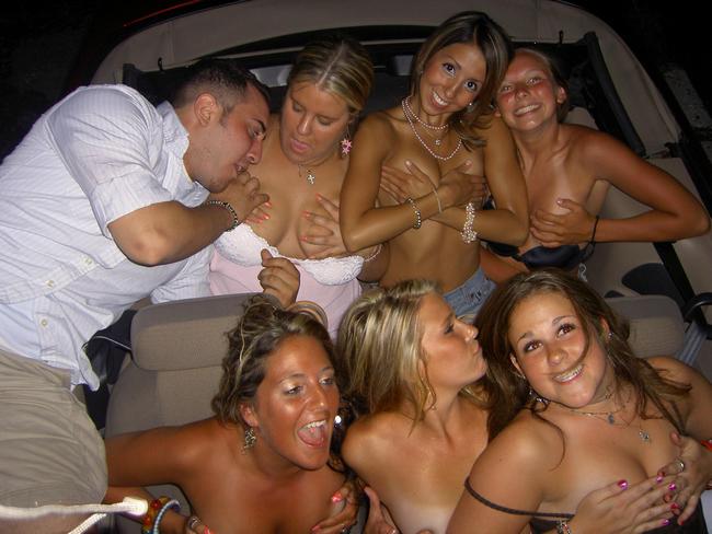 Голые пьяные девушки развлекаются 6 фото