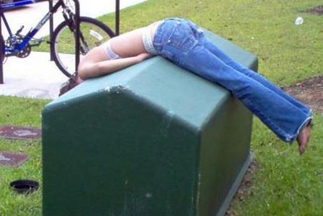 Голые пьяные девушки развлекаются 11 фото