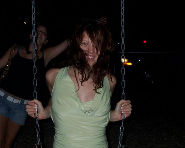 Голые пьяные девушки развлекаются 12 фото