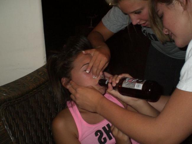 Голые пьяные девушки развлекаются 14 фото