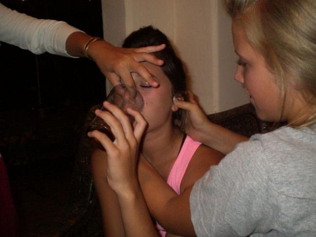 Голые пьяные девушки развлекаются 13 фото