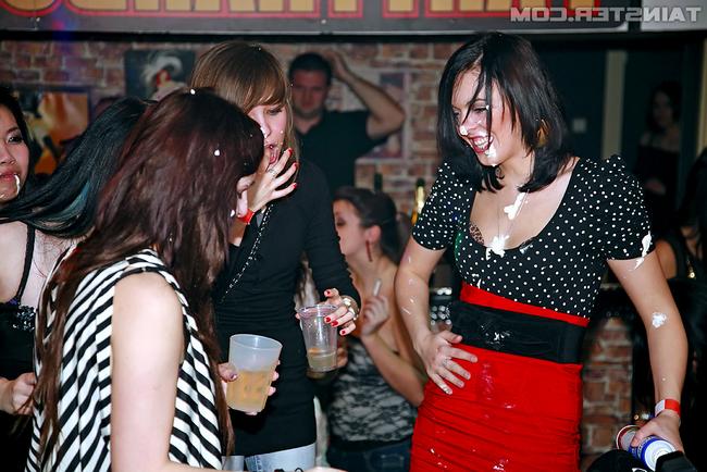 Пьянючие тусовщицы ебутся прямо в клубе 4 фото