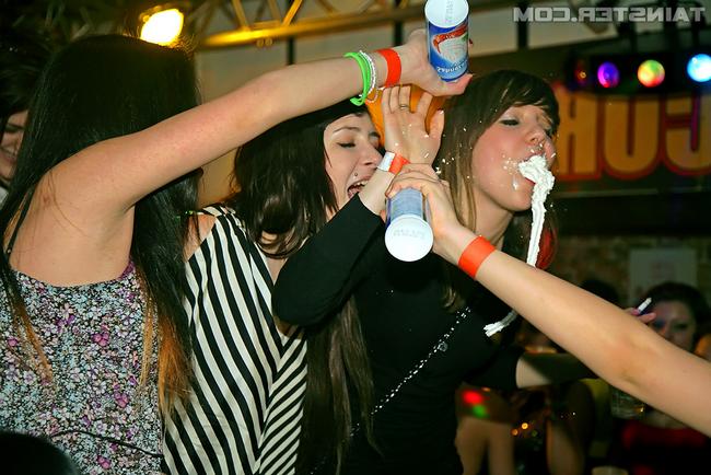 Пьянючие тусовщицы ебутся прямо в клубе 3 фото