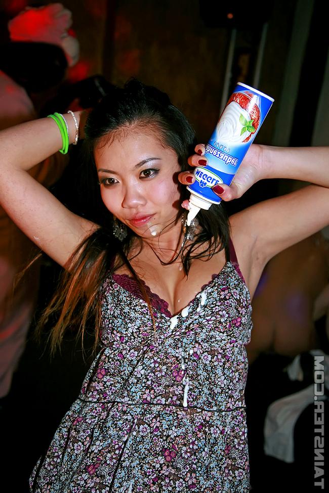 Пьянючие тусовщицы ебутся прямо в клубе 7 фото