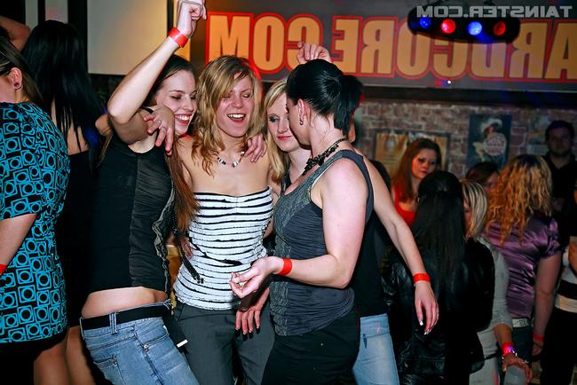 Пьянючие тусовщицы ебутся прямо в клубе 13 фото