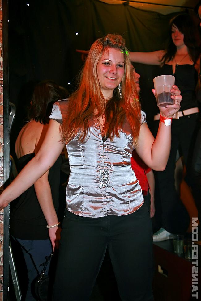 Пьянючие тусовщицы ебутся прямо в клубе 15 фото