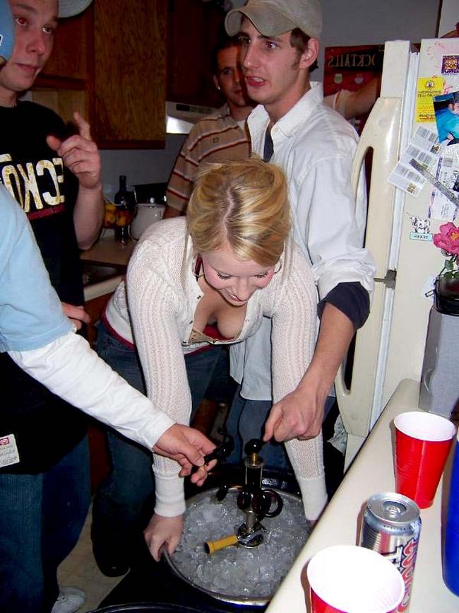 Пьяные девушки очень доступны 4 фото