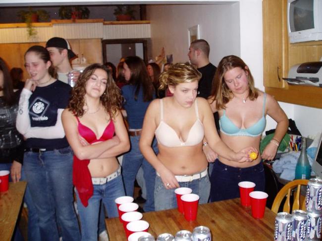 Голые пьяные сосалки дают своим ебарям 2 фото