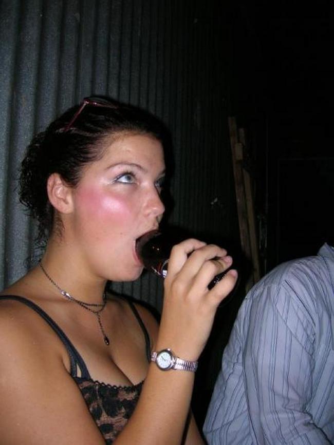 Голые пьяные сосалки дают своим ебарям 6 фото