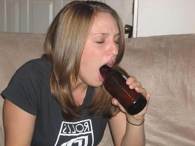 Голые пьяные сосалки дают своим ебарям 8 фото