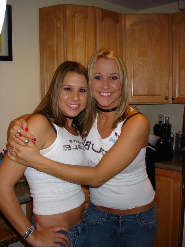 Голые пьяные сосалки дают своим ебарям 12 фото