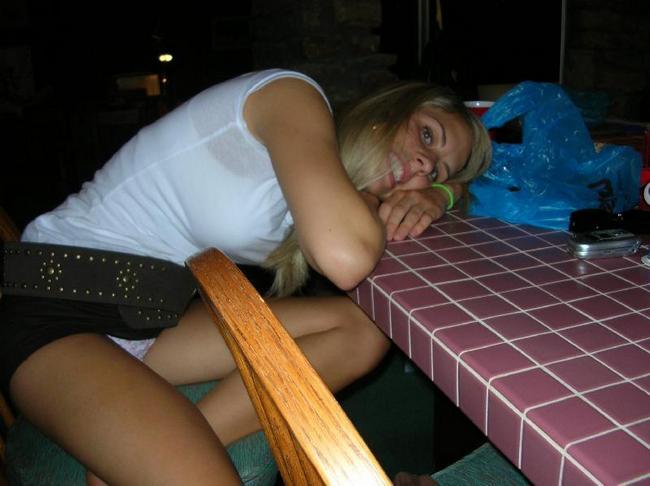 Голые пьяные сосалки дают своим ебарям 10 фото