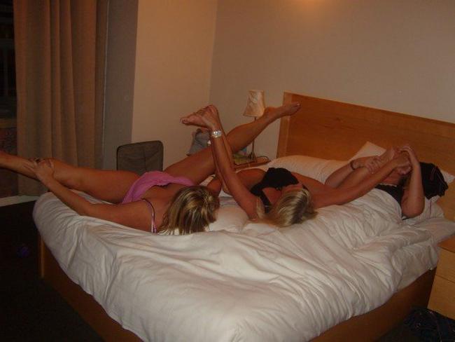 Бухие девушки при всех любят раздвигать ножки 6 фото