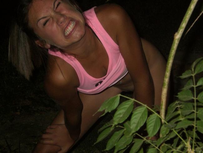 Бухие девушки при всех любят раздвигать ножки 15 фото