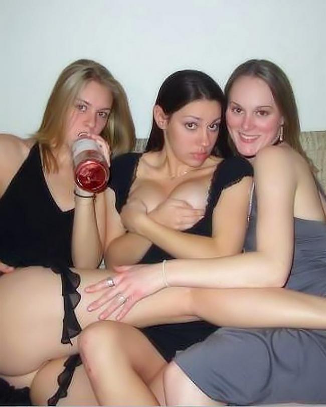 Пьяные чиксы любят показывать свои писи 4 фото