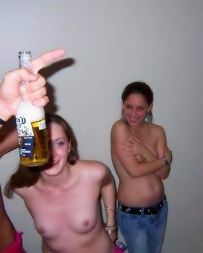 Пьяные чиксы любят показывать свои писи 5 фото