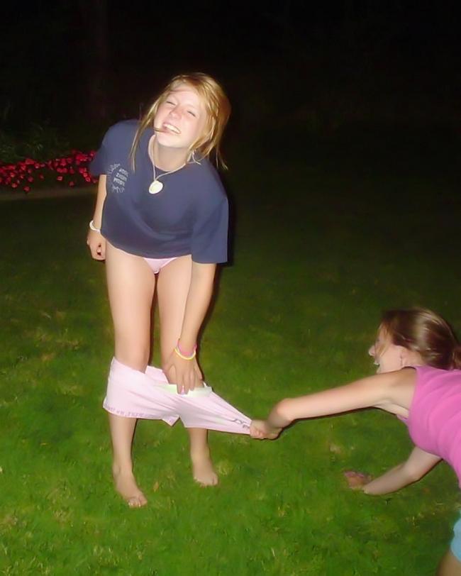 Пьяные чиксы любят показывать свои писи 2 фото