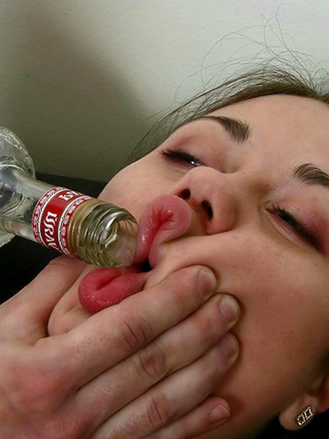 Бухая няшка выпила очень много водки и возбудилась 1 фото