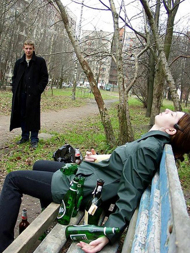 Увидел спящую пьяную девушку и трахнул 1 фото