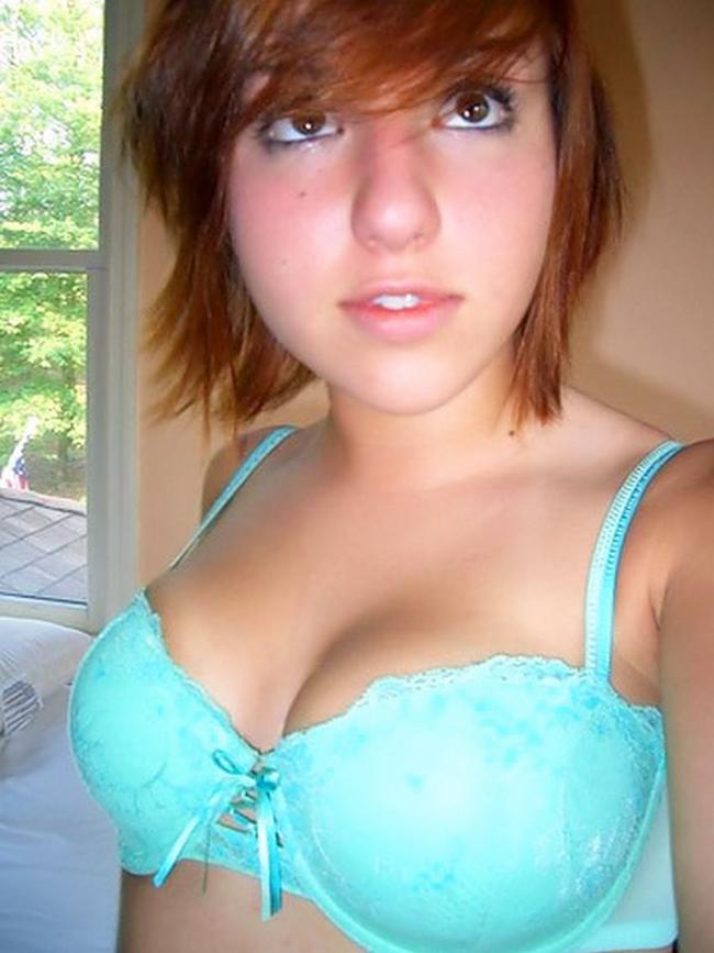 Пьяная малышка показывает свои формы крупным планом 1 фото