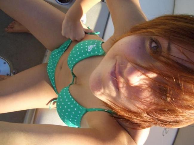 Пьяная малышка показывает свои формы крупным планом 14 фото