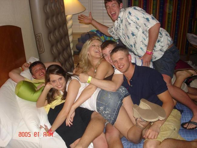 Развратные девки на голых вечеринках 13 фото