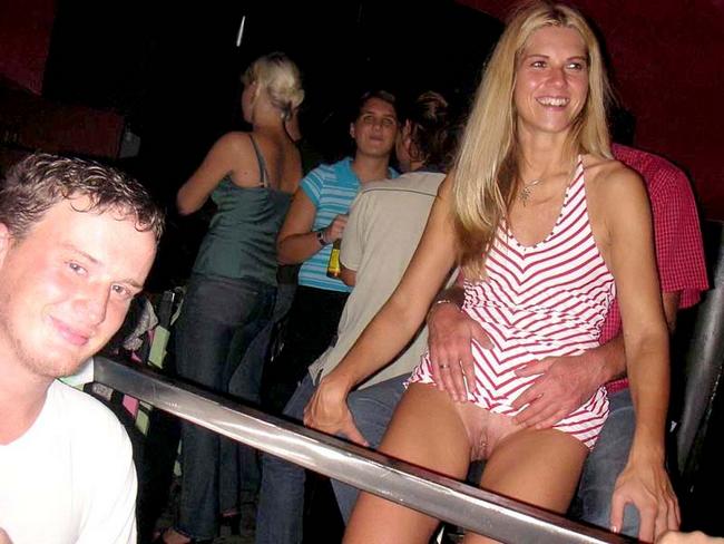 Сильно пьяные и голые подруги 3 фото