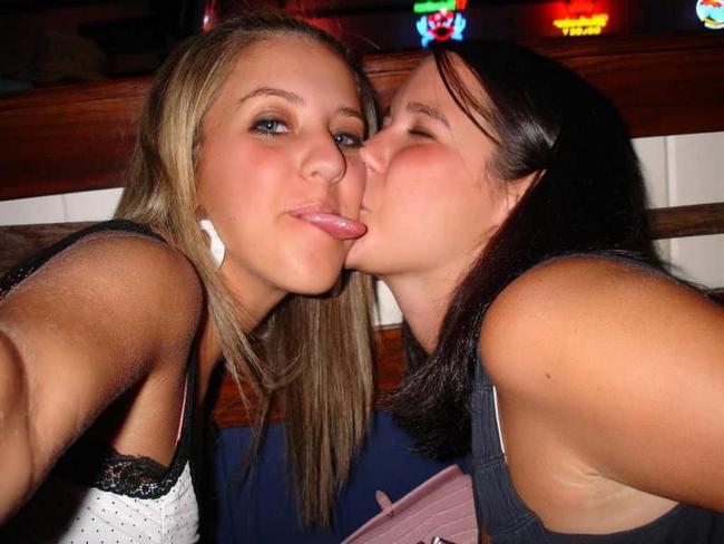 Сильно пьяные и голые подруги 12 фото