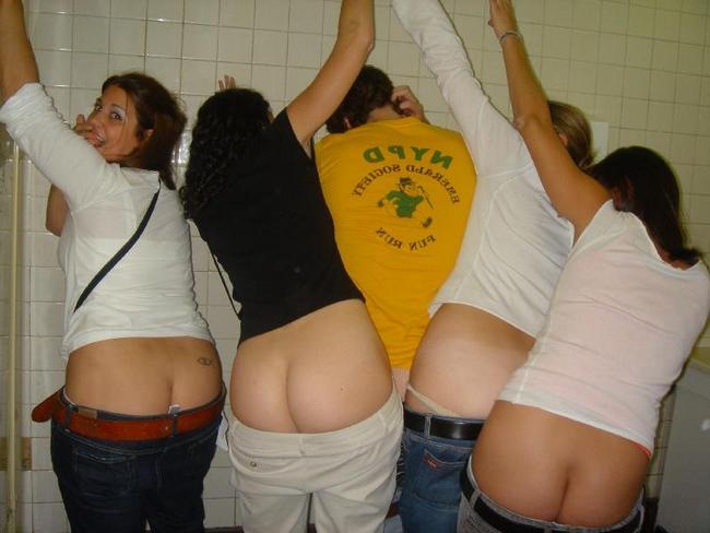 Сильно пьяные и голые подруги 10 фото