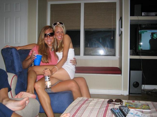 Сильно пьяные и голые подруги 7 фото