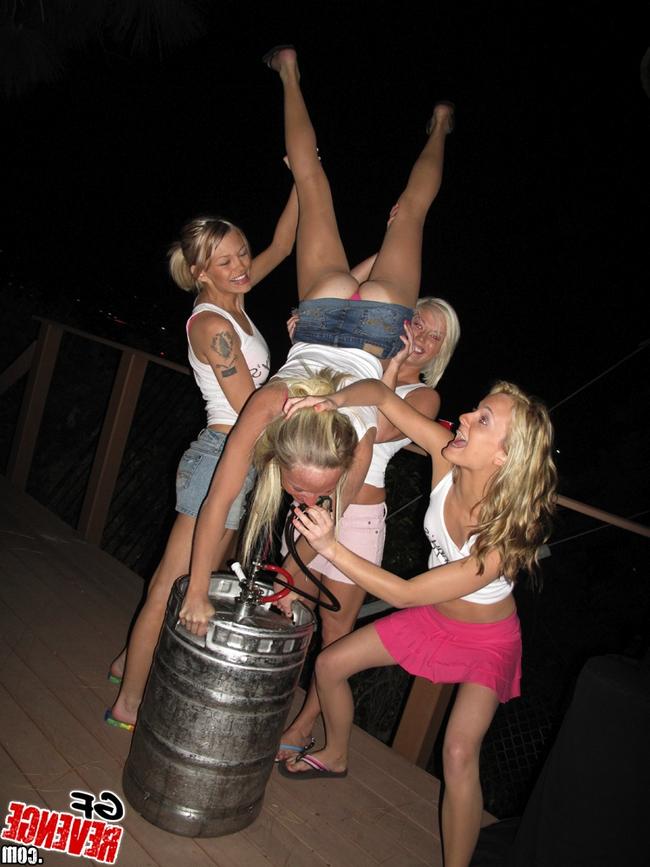 Четыре пьяные и голые милашки 12 фото