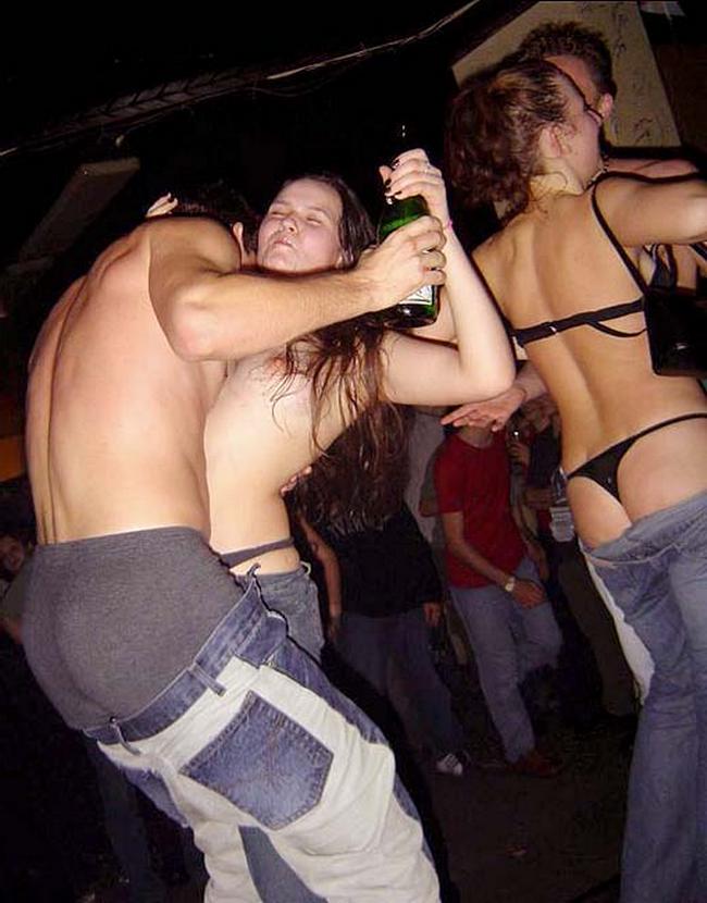 Голые вечеринки с пьяными сучками 14 фото