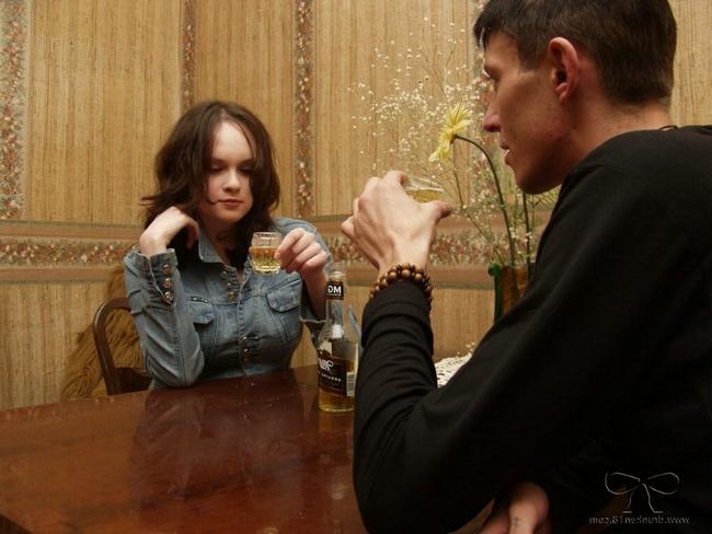 Пьяная крошка играет с бутылкой 2 фото